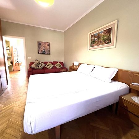 Vintage Apartment In Center Tiranë Luaran gambar