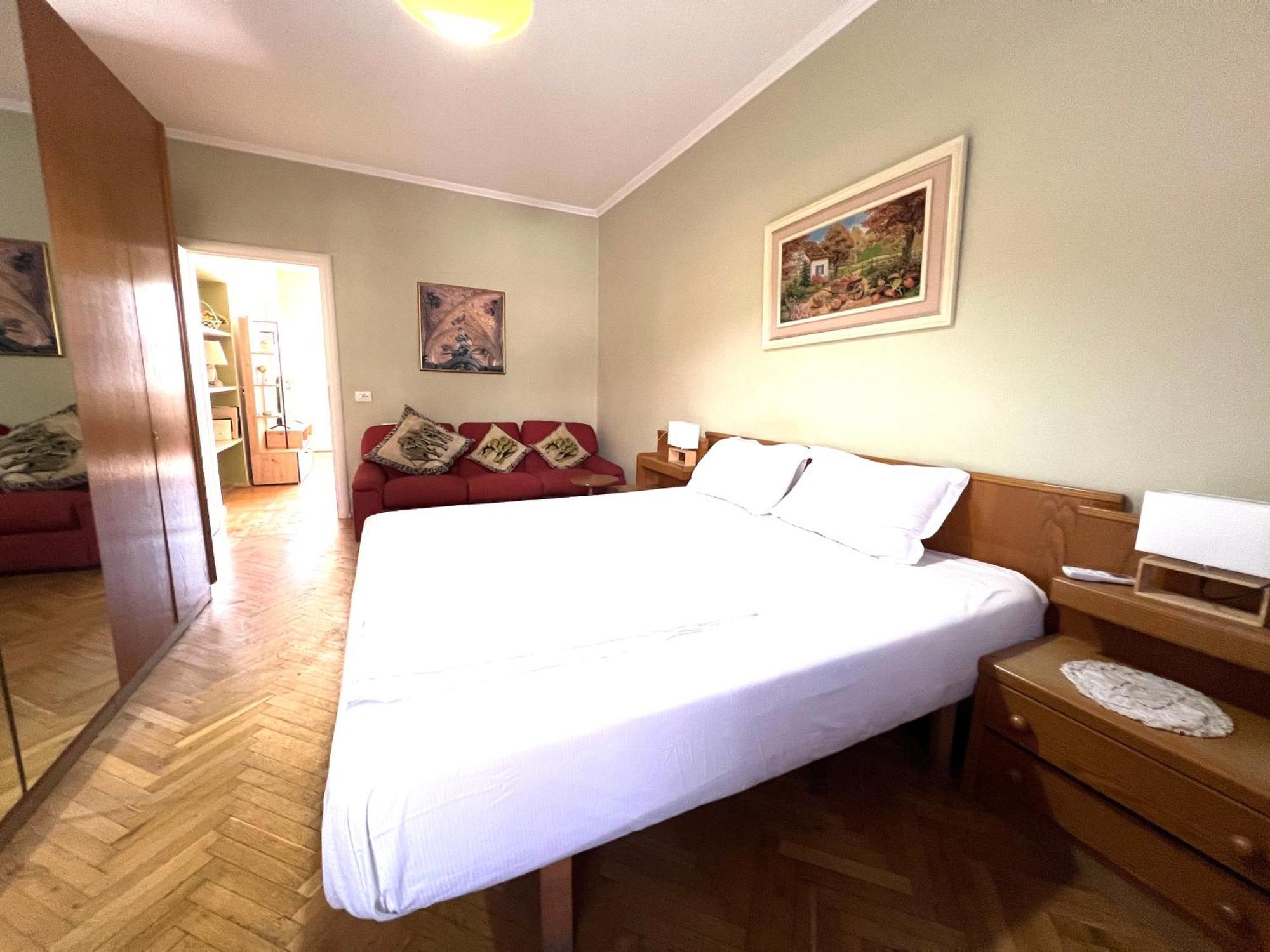 Vintage Apartment In Center Tiranë Luaran gambar
