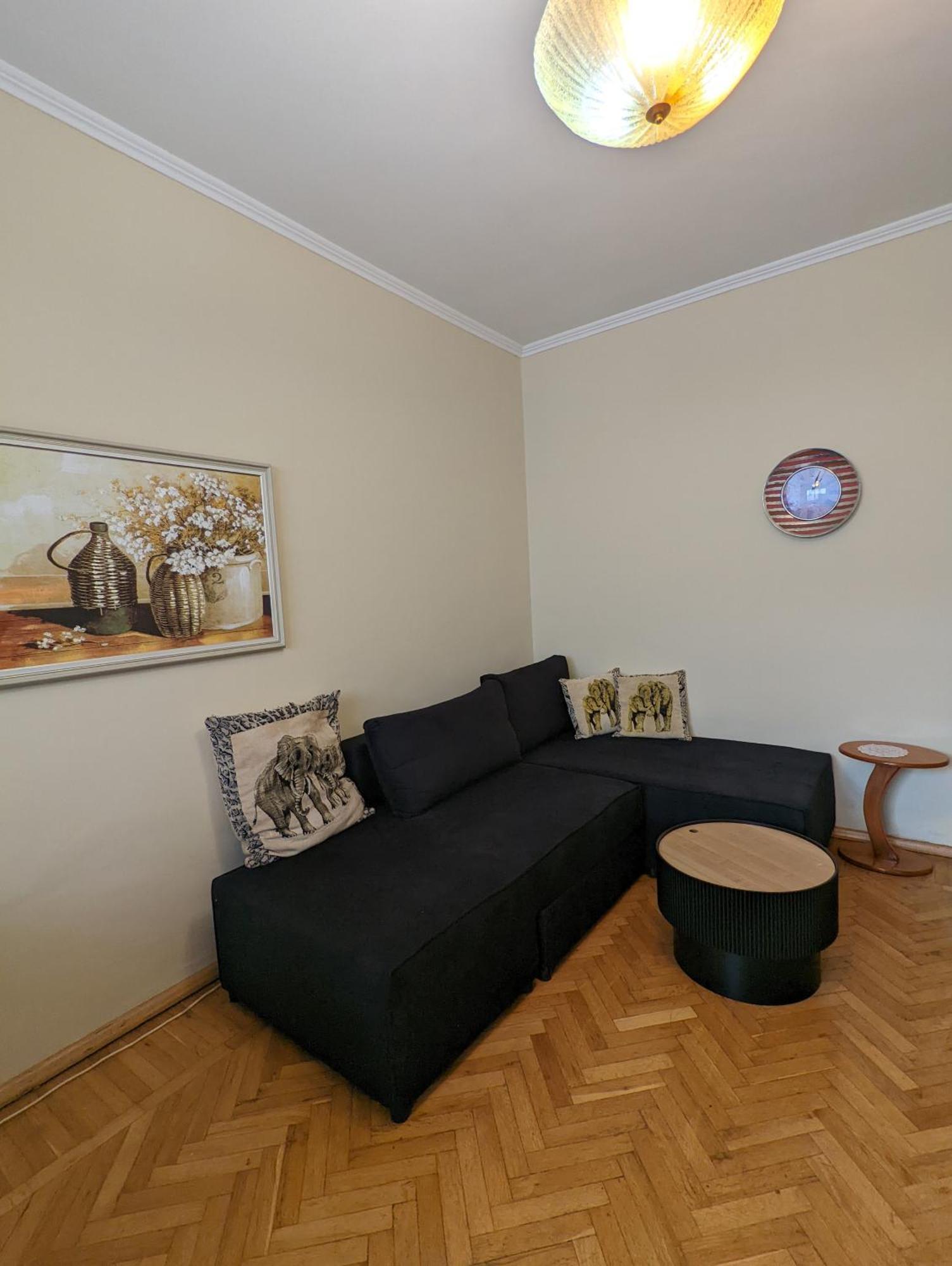 Vintage Apartment In Center Tiranë Luaran gambar