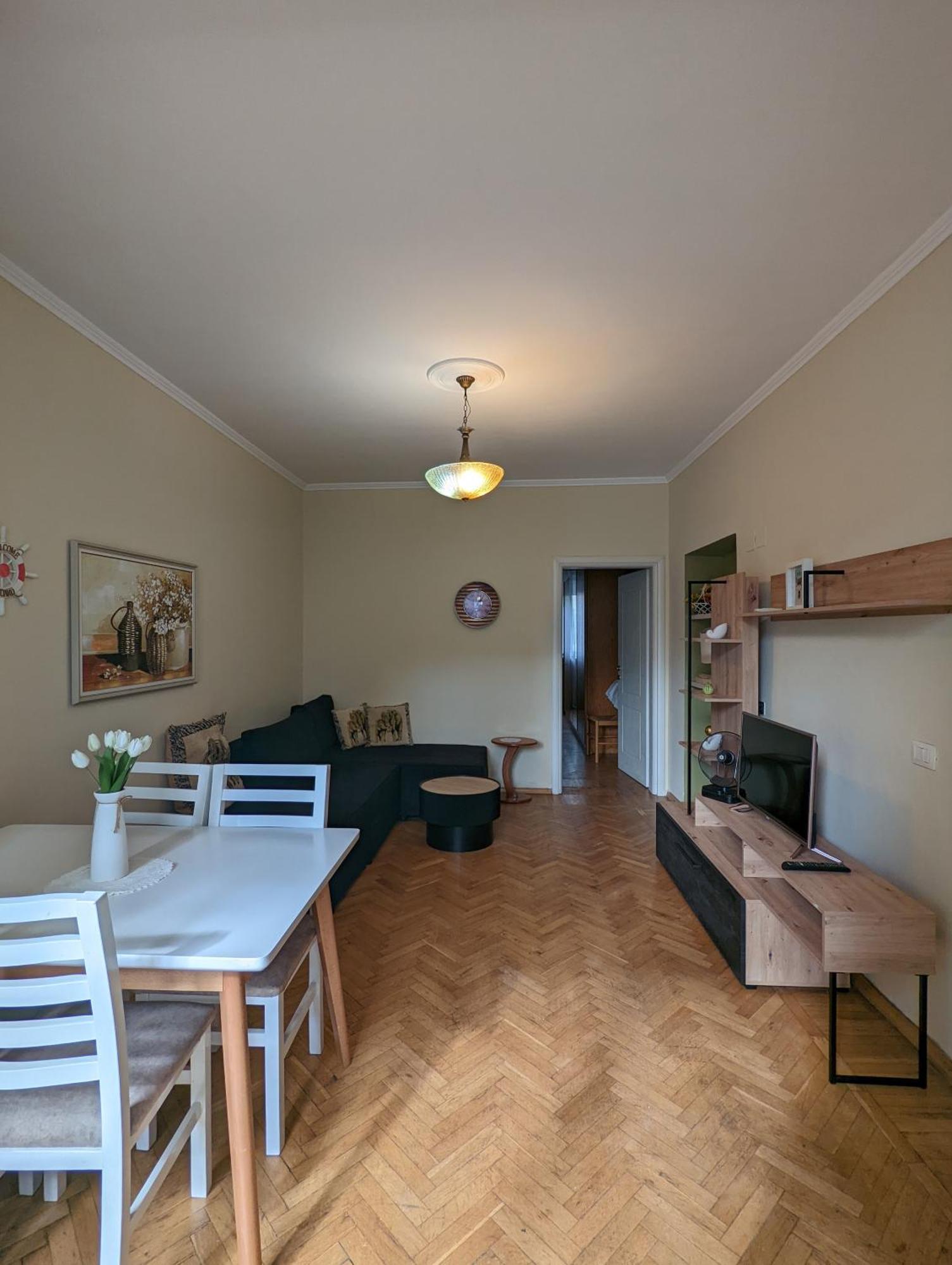 Vintage Apartment In Center Tiranë Luaran gambar