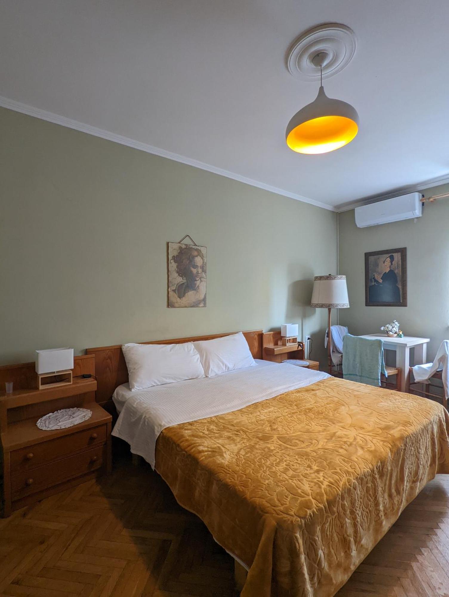 Vintage Apartment In Center Tiranë Luaran gambar