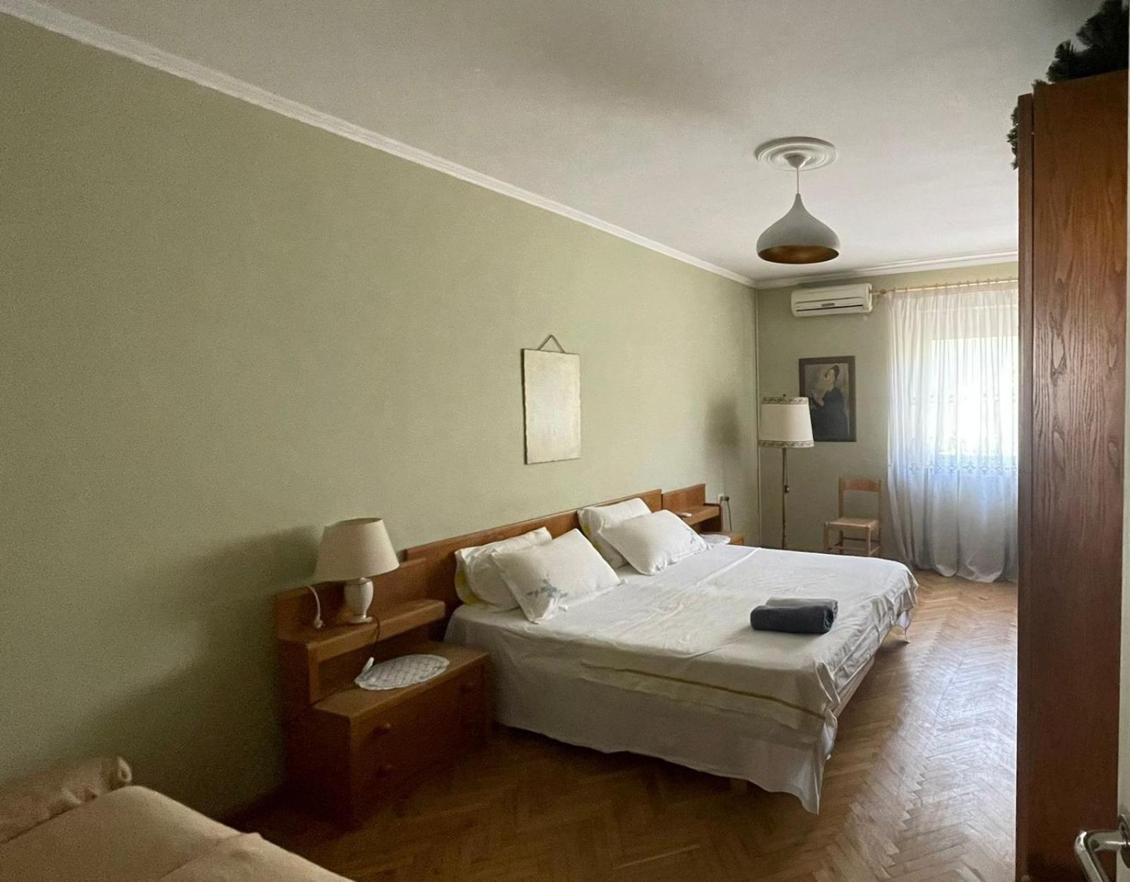 Vintage Apartment In Center Tiranë Luaran gambar